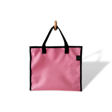 Charger l'image dans la galerie, sac fourre-tout avec poche de monnaie fait de bannière publicitaire récupérée. Il est fabriqué 100% au Québec, Canada. Couleur: rose uni