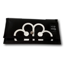 Charger l'image dans la galerie, Ce portefuille est de matériaux récupérés. Fabriqué à la main au Qubécec.