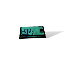 Charger l'image dans la galerie, Portefeuille avec poche de monnaie fait de bannière publicitaire récupérée. Il est fabriqué 100% au Québec, Canada. Couleur: turquoise Montréal et logo bleu foncé