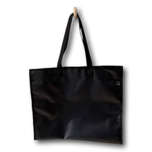 Charger l'image dans la galerie, Sac fourre-tout fait de matériaux récupérés. couleur: noir. Ferme avec 4 boutons à pression. Fabriqué au Québec pour un produit local.