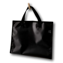 Charger l'image dans la galerie, Sac fourre-tout fait de matériaux récupérés.couleur: noir. Ferme avec 4 boutons à pression. Fabriqué au Québec pour un produit local.