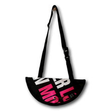 Charger l'image dans la galerie, Ce sac est de matériaux récupérés. Il ferme avec un bouton à pression. Fabriqué à la main au Qubécec.