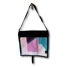 Charger l'image dans la galerie, Ce sac est de matériaux récupérés. Parfait pour transporter son ordinateur, ses documents, livres, etc.Il ferme avec une boucle. Fabriqué à la main au Québec.