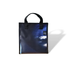 Charger l'image dans la galerie, Sac à lunch fait de matériaux récupérés. à l'image de Montréal. couleur: bleu foncé avec visage de Ninja. Ferme avec 2 boutons à pression. Fabriqué au Québec pour un produit local.