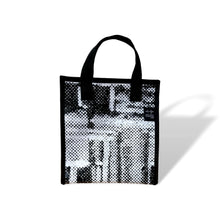 Charger l'image dans la galerie, Sac à lunch fait de matériaux récupérés. à l'image de Montréal. couleur: noir et blanc. Ferme avec 2 boutons à pression. Fabriqué au Québec pour un produit local.