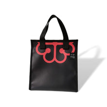 Charger l'image dans la galerie, Sac à lunch fait de matériaux récupérés. à l'image de Montréal. couleur: rouge et noir. Ferme avec 2 boutons à pression. Fabriqué au Québec pour un produit local.