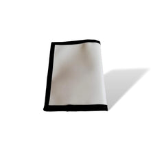 Charger l'image dans la galerie, Étui à passeport - écoresponsable - blanc, rouge et noir