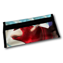 Charger l'image dans la galerie, étui à crayon ou étui à cosmétique fait de bannière publicitaire récupérée. Il est fabriqué au 100% au Québec, Canada. Couleur: bleu, rouge, blanc