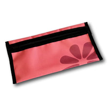 Charger l'image dans la galerie, étui à crayon ou étui à cosmétique fait de bannière publicitaire récupérée. Il est fabriqué au 100% au Québec, Canada. Couleur: rose avec fleur