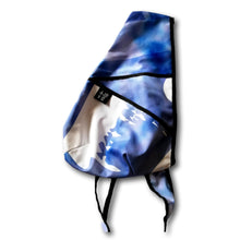 Charger l'image dans la galerie, Sac à dos à une bretelle fait de matériaux récupérés. couleur:bleu, vilolet et blanc 2 poches de rangements extérieures. Fabriqué au Québec pour un produit local.