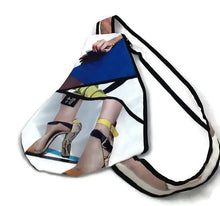 Charger l&#39;image dans la galerie, sac à dos format petit - Femme en talons hauts en serpent et jupe bleue