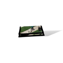 Charger l&#39;image dans la galerie, Portefeuille avec poche de monnaie fait de bannière publicitaire récupérée. Il est fabriqué 100% au Québec, Canada. Couleur: vert gris cycliste vélo