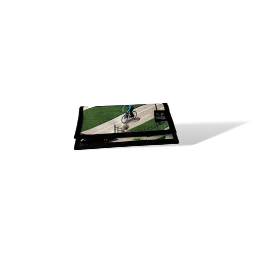 Portefeuille avec poche de monnaie fait de bannière publicitaire récupérée. Il est fabriqué 100% au Québec, Canada. Couleur: vert gris cycliste vélo