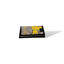 Charger l&#39;image dans la galerie, Portefeuille avec poche de monnaie fait de bannière publicitaire récupérée. Il est fabriqué 100% au Québec, Canada. Couleur: gris et jaune