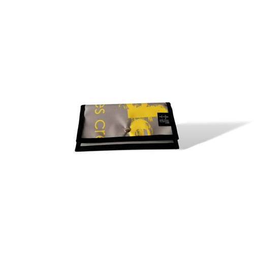 Portefeuille avec poche de monnaie fait de bannière publicitaire récupérée. Il est fabriqué 100% au Québec, Canada. Couleur: gris et jaune
