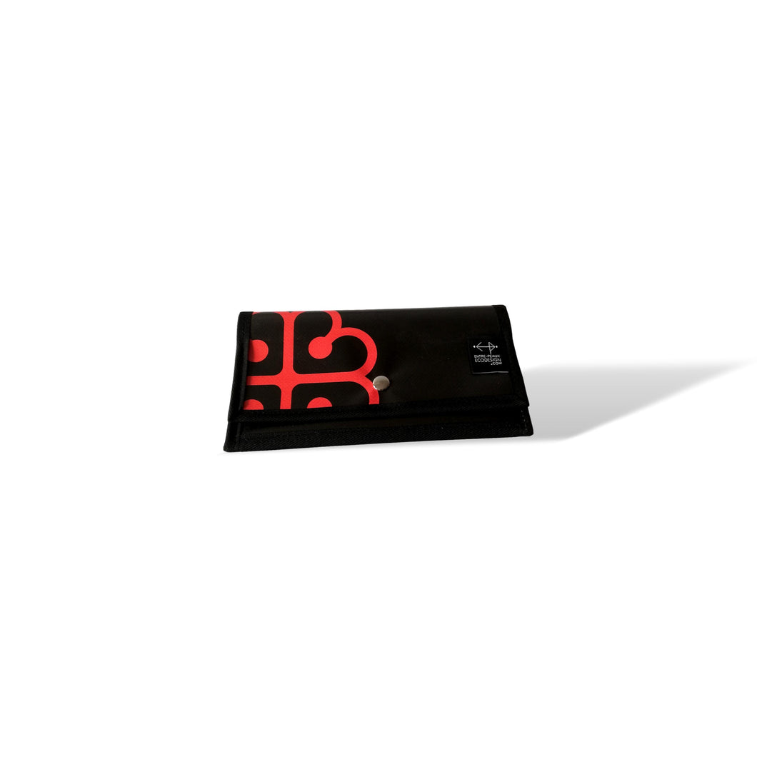 Portefeuille avec poche de monnaie fait de bannière publicitaire récupérée. Il est fabriqué 100% au Québec, Canada. Couleur: noir Montréal et logo rouge