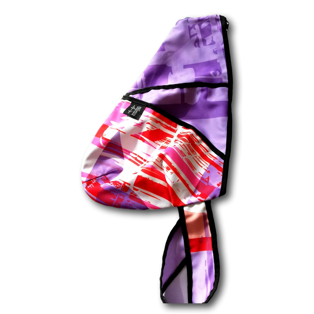 Sac à dos à une bretelle fait de matériaux récupérés. couleur: violet, blanc, rouge, orange..  2 poches de rangements extérieures. Fabriqué au Québec pour un produit local.